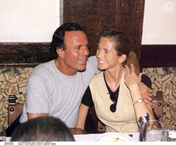 Julio Iglesias et sa femme Miranda Rijnsburger à Madrid en 1997