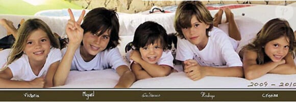 Miguel, Rodrigo, les jumelles Victoria et Cristina et Guillermo sur la carte de voeux de leur parents en 2009.