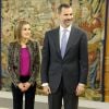 Le roi Felipe VI et la reine Letizia d'Espagne ont reçu en audience le Comité de rationalisation des horaires espagnols le 9 janvier 2015 au palais de la Zarzuela, à Madrid
