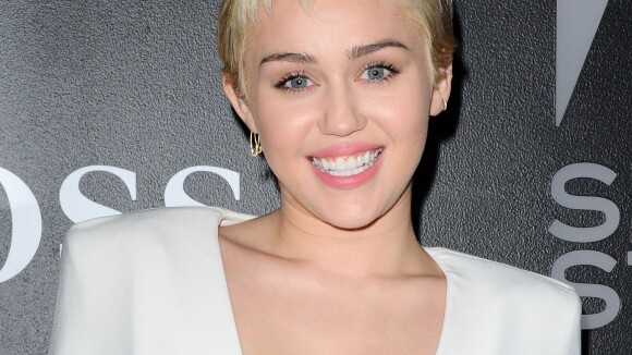 Miley Cyrus : Blancheur immaculée et hommage à Elvis