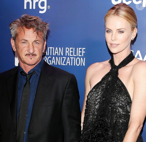 Charlize Theron, Sean Penn lors de la soirée Sean Penn & Friends Help Haiti Home Gala au Beverly Hills Hotel à Los Angeles, le 10 janvier 2015.