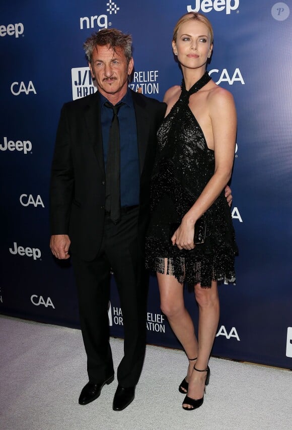 Charlize Theron, Sean Penn lors de la soirée Sean Penn & Friends Help Haiti Home Gala au Beverly Hills Hotel à Los Angeles, le 10 janvier 2015.