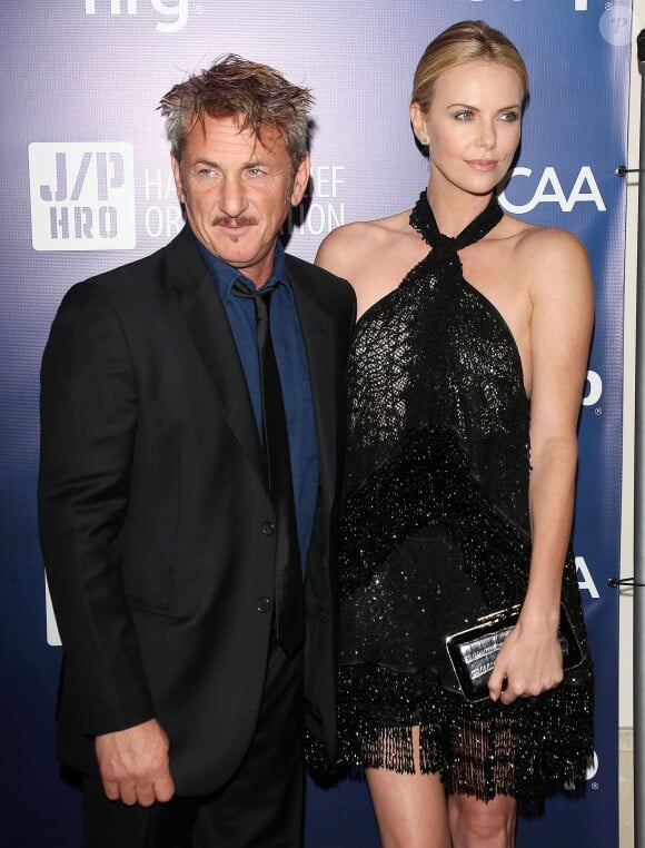 Charlize Theron, Sean Penn lors de la soirée Sean Penn & Friends Help Haiti Home Gala au Beverly Hills Hotel à Los Angeles, le 10 janvier 2015.