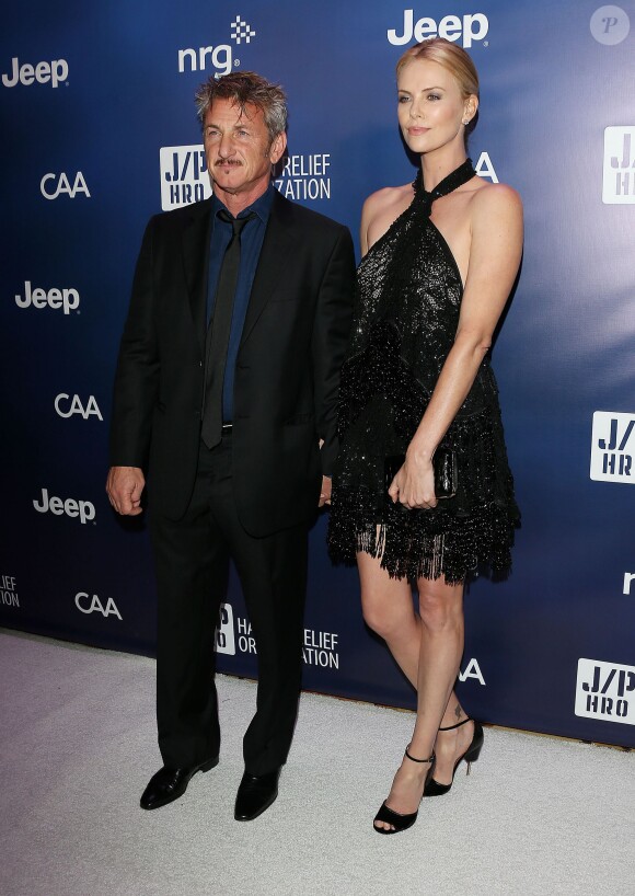 Charlize Theron, Sean Penn lors de la soirée Sean Penn & Friends Help Haiti Home Gala au Beverly Hills Hotel à Los Angeles, le 10 janvier 2015.