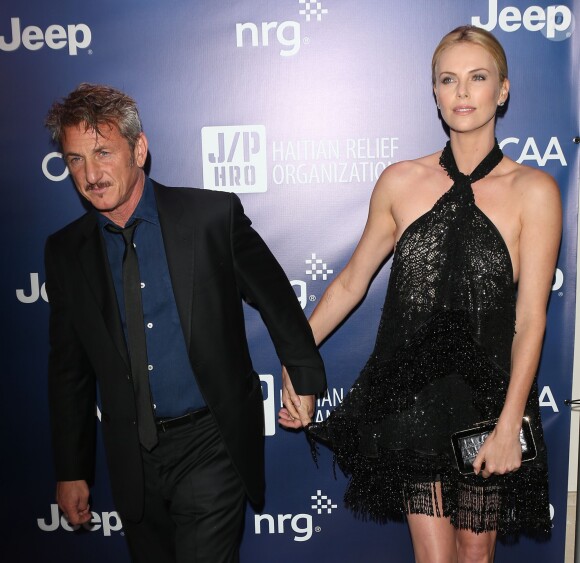 Charlize Theron, Sean Penn lors de la soirée Sean Penn & Friends Help Haiti Home Gala au Beverly Hills Hotel à Los Angeles, le 10 janvier 2015.