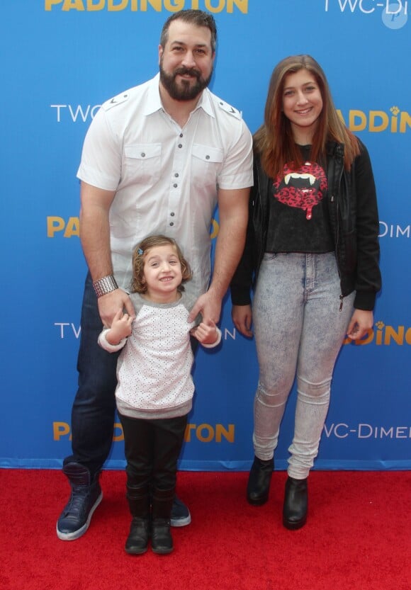 Joey Fatone et ses enfants à la Première du film "Paddington" au Chinese Theatre à Hollywood. Le 10 janvier 2015 
