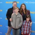  Heather McDonald, son mari Peter Dobias et leurs enfants &agrave; la Premi&egrave;re du film "Paddington" au Chinese Theatre &agrave; Hollywood. Le 10 janvier 2015 