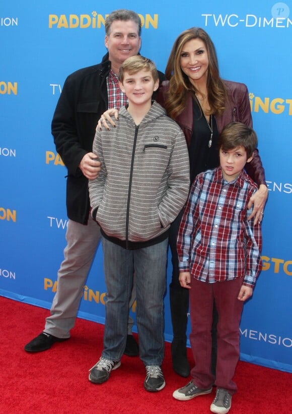 Heather McDonald, son mari Peter Dobias et leurs enfants à la Première du film "Paddington" au Chinese Theatre à Hollywood. Le 10 janvier 2015
