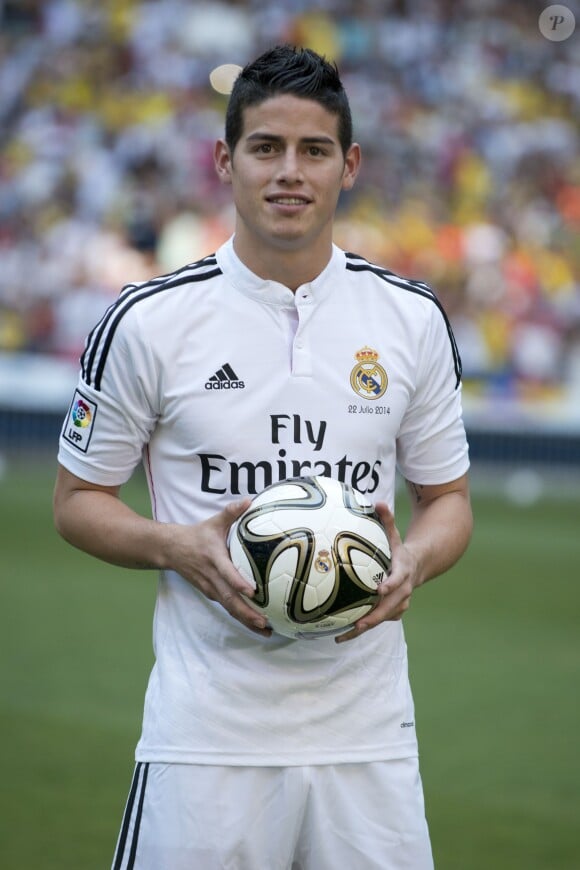James Rodriguez devient le nouveau joueur de l'équipe de football du Real de Madrid lors d'une cérémonie de présentation au stade Santiago Bernabeu à Madrid le 22 juillet 2014.