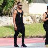 Usher et sa compagne Grace Miguel se promènent à Miami. Le 15 décembre 2014.