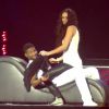 Usher fait monter une jeune femme prénommée Grace (peut-être sa compagne, Grace Miguel) sur scène, lors d'un concert à Rotterdam. Le 1er mars 2011.