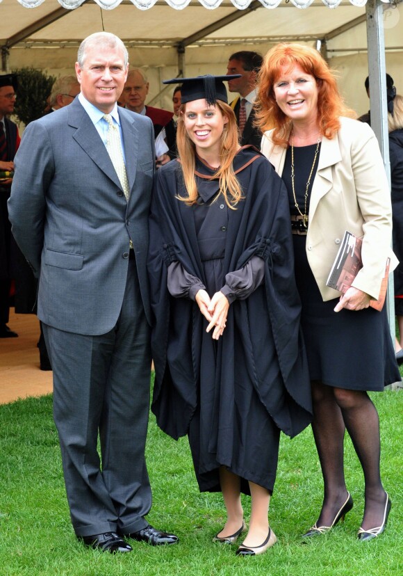 Le prince Andrew et Sarah Ferguson, duc et duchesse d'York, avec leur fille la princesse Beatrice lors de sa remise de diplôme en septembre 2011