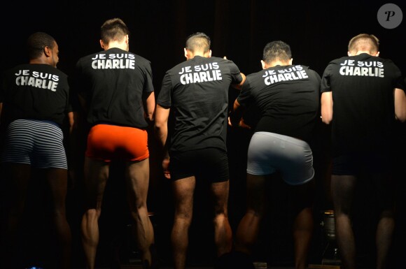 Les participants portent un T-Shirt "Je Suis Charlie" - Election de Mister France 2015 au Théâtre La Bruyère à Paris, le 13 janvier 2015.