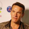 Charity Day BGC 2014 - Benjamin Castaldi - Courtier d'un jour pour encourager les clients à passer ce jour-là le maximum d'ordres dans la salle des marchés d'Aurel BGC Rue Vivienne à Paris. Le 11 septembre 2014.