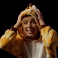 Dannii Minogue, délirante en girafe : Un clip malin et urgent !