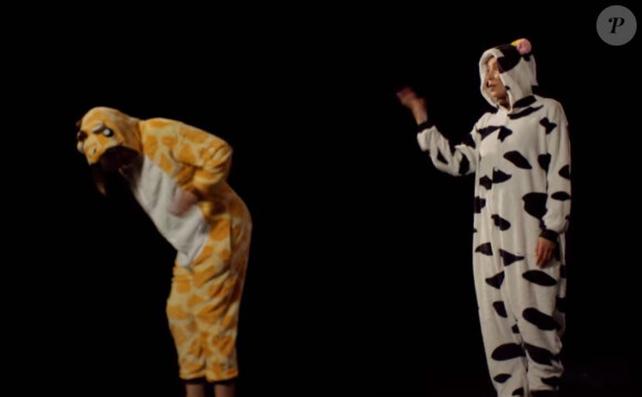 Dannii Minogue, déguisée en girafe et en vache, dans une campagne de sensibilisation contre le cancer de la peau. En association avec la marque de crème solaire Invisible Zinc pour soutenir le Melanona Institute Australia. Janvier 2015.