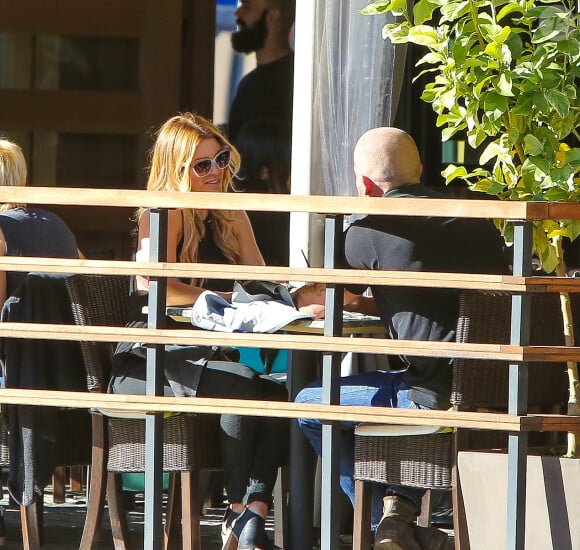 L'acteur Dominic Purcell déjeune avec sa nouvelle compagne au "Granville Cafe" à Studio City, Los Angeles, le 14 janvier 2015.