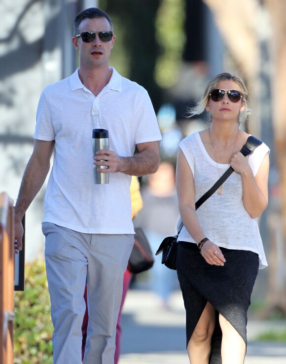 Exclusif - Sarah Michelle Gellar et son mari Freddie Prinze Jr. se promènent dans les rues de Santa Monica, le 7 janvier 2015.