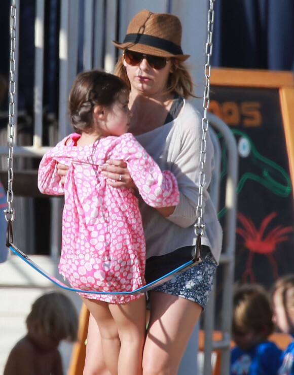 Exclusif - La sympathique Sarah Michelle Gellar passe la journée à la plage avec sa fille Charlotte à Santa Monica, le 20 août 2014
