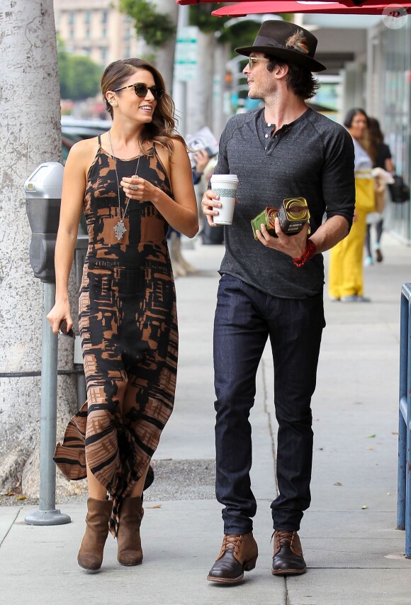 Nikki Reed et son petit-ami Ian Somerhalder se promènent à Beverly Hills, le 8 septembre 2014.  
