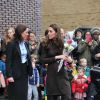 La duchesse Catherine de Cambridge, enceinte de six mois, rencontrait le 16 janvier 2015 des familles d'accueil et des enfants placés de The Fostering Network, à Islington, dans le nord du Grand Londres.