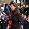 Kate Middleton, enceinte de six mois et vêtue d'une robe Hobbs, rencontrait le 16 janvier 2015 des familles d'accueil et des enfants placés de The Fostering Network, à Islington, dans le nord du Grand Londres.