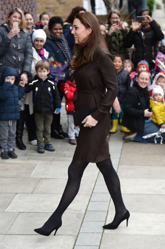 Kate Middleton, enceinte de six mois et vêtue d'une robe Hobbs, rencontrait le 16 janvier 2015 des familles d'accueil et des enfants placés de The Fostering Network, à Islington, dans le nord du Grand Londres.
