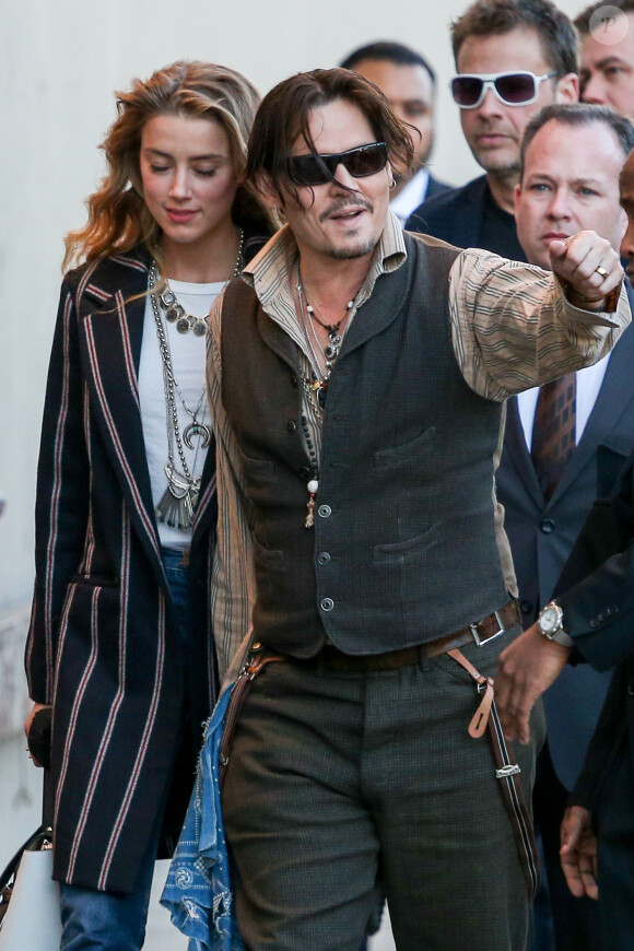 Johnny Depp radieux et Amber Heard arrivent au El Capitan Theatre pour le Jimmy Kimmel Live, Los Angeles, le 15 janvier 2015.