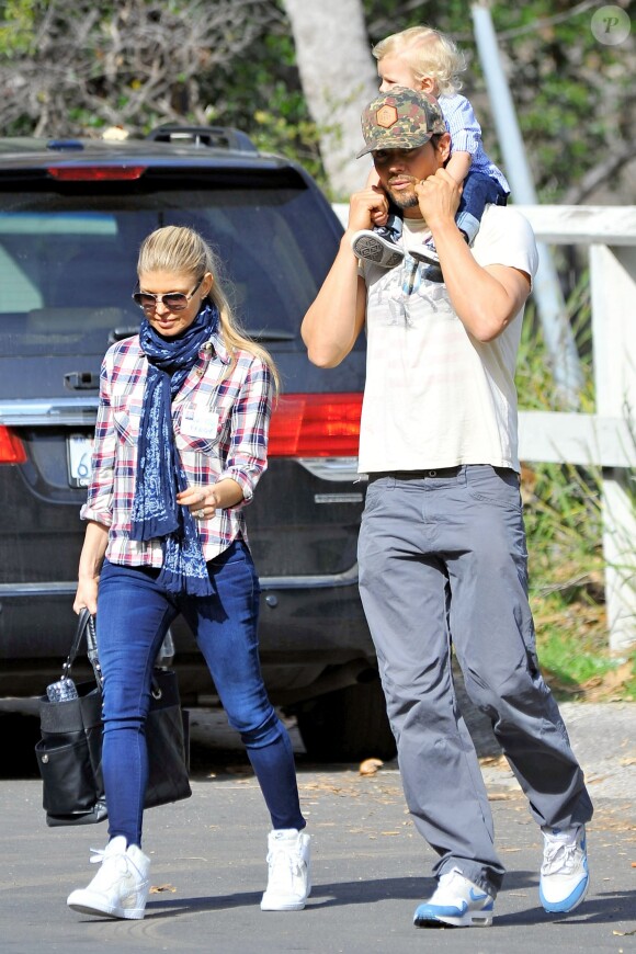 Fergie et Josh Duhamel quittent le parc avec leur fils Axl après un moment en famille à Brentwood, Los Angeles, le 16 janvier 2015