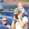 Fergie et Josh Duhamel quittent le parc avec leur bout d'chou Axl après un moment en famille à Brentwood, Los Angeles, le 16 janvier 2015