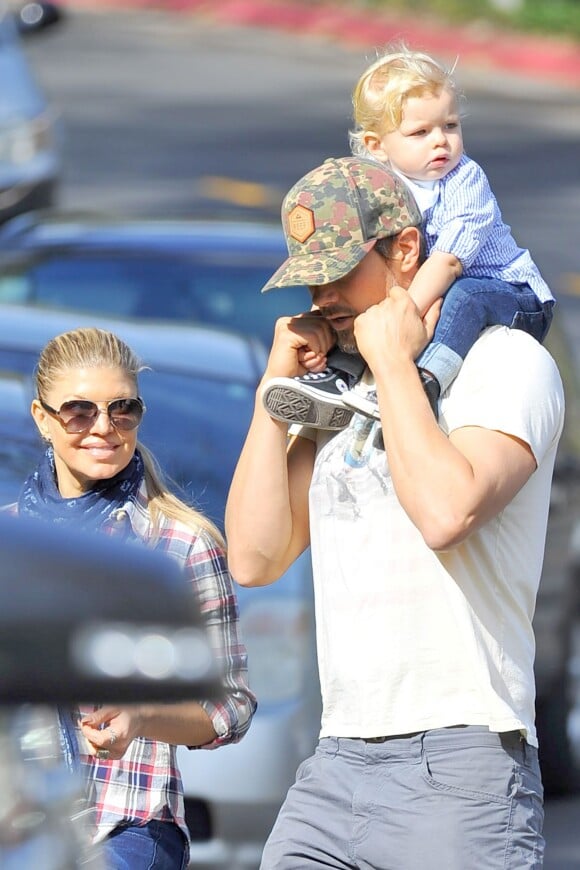 Fergie et Josh Duhamel quittent le parc avec leur bout d'chou Axl après un moment en famille à Brentwood, Los Angeles, le 16 janvier 2015