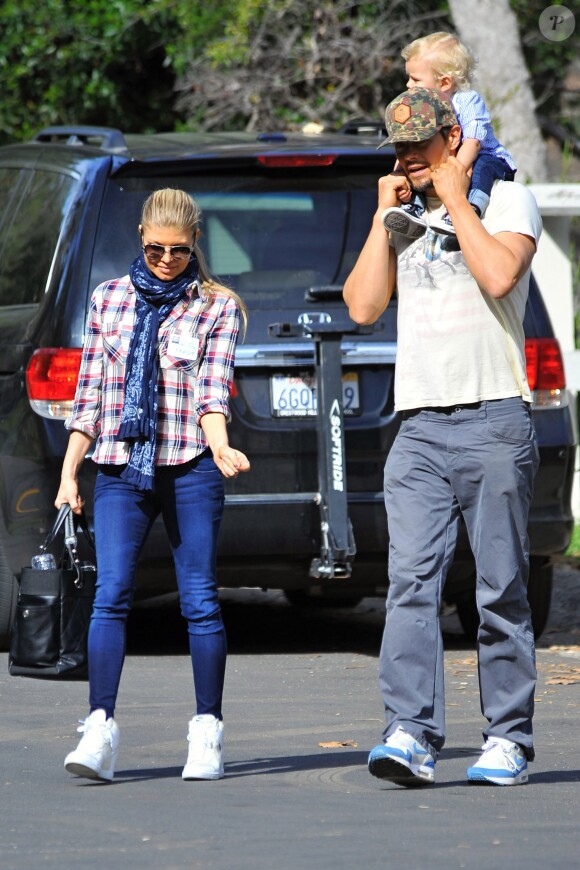 Fergie et Josh Duhamel quittent le parc avec leur fils Axl après un moment en famille à Brentwood, Los Angeles, le 16 janvier 2015