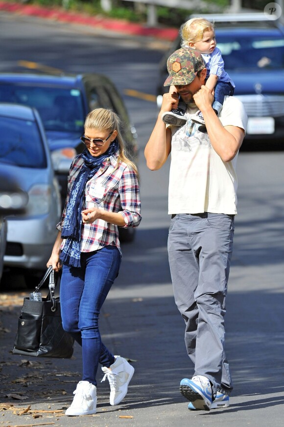 Fergie et Josh Duhamel quittent le parc avec leur fils Axl après un moment en famille à Brentwood, Los Angeles, le 16 janvier 2015