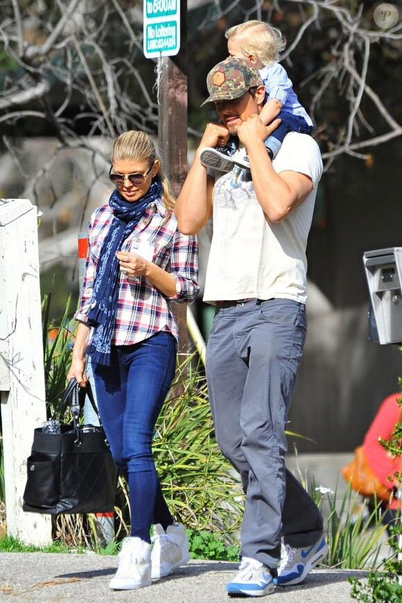 Fergie et Josh Duhamel quittent le parc avec leur fils Axl après un moment en famille à Brentwood, Los Angeles, le 16 janvier 2015