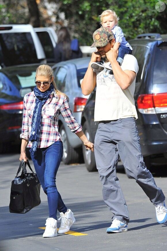 Fergie et Josh Duhamel quittent le parc avec leur fils Axl après un moment en famille à Brentwood, Los Angeles, le 16 janvier 2015