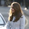 Kate Middleton, enceinte de 6 mois et habillée en Seraphine, rencontrait le 19 janvier 2015 des membres de l'association Family Friends et inaugurait dans la foulée la Kensington Aldridge Academy, à Londres