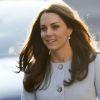 Kate Middleton, enceinte de 6 mois et habillée en Seraphine, rencontrait le 19 janvier 2015 des membres de l'association Family Friends et inaugurait dans la foulée la Kensington Aldridge Academy, à Londres