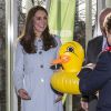 Kate Middleton reçoit en cadeau pour le prince George une bouée canard, le 19 janvier 2015 lors de l'inauguration de la Kensington Aldridge Academy, à Londres