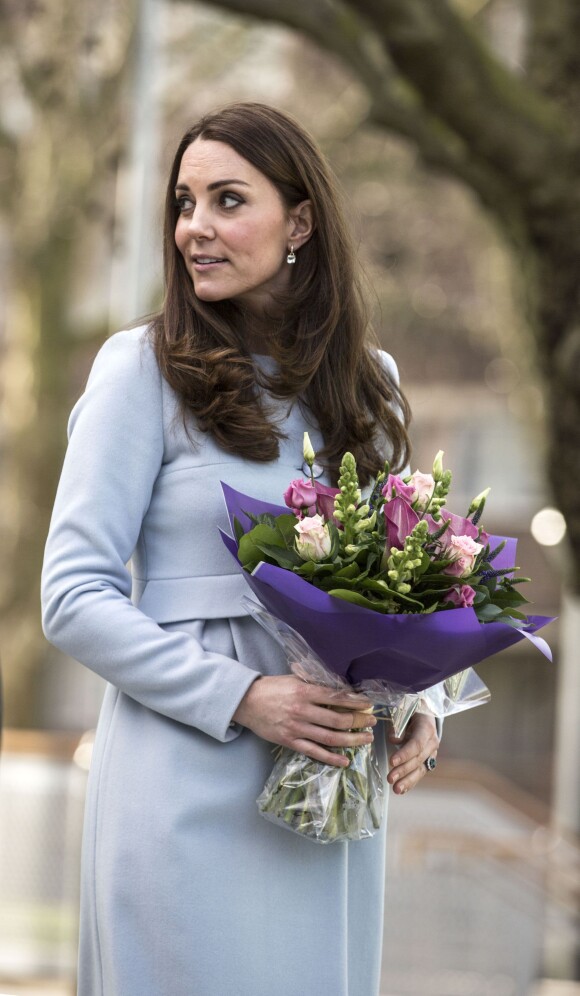 Kate Catherine Middleton, duchesse de Cambridge, enceinte quitte l'inauguration du Kensington Leisure Centre à Londres le 19 janvier 2015. Elle porte un manteau de la marque Séraphine.  The Duchess of Cambridge leaves the Kensington leisure centre in London on January 19, 2015 after she formally opened it.The Duchess of Cambridge formally opened the Kensington Leisure Centre by touring ethe facilities, including the swimming pool, gym and sauna and watchd groups of children from nearby Primary Schools in the Main Sports Hall playing various sports.19/01/2015 - Londres