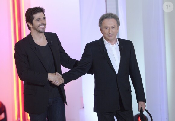 Patrick Fiori et Michel Drucker lors de l'enregistrement de l'émission "Vivement Dimanche" diffusée le 11 mai 2014 