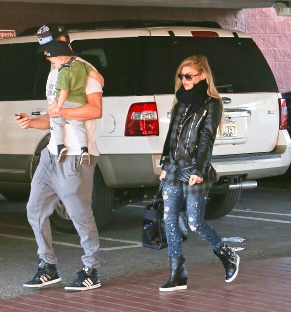 Fergie, avec Josh Duhamel et leur fils Axl se promènent à Los Angeles le 18 janvier 2015 