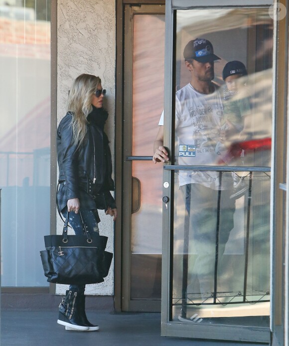 Fergie, Josh Duhamel et leur fils Axl se promènent à Los Angeles le 18 janvier 2015
