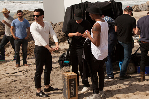 Colin Farrell dans les coulisses de son shooting pour la campagne publicitaire d'Intenso, le nouveau parfum pour hommes de Dolce & Gabbana.