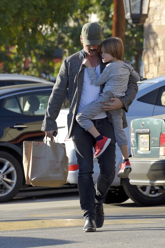 Colin Farrell et son fils Henry quittent un supermarché Gelson's à Calabasas, Los Angeles. Le 17 janvier 2015.