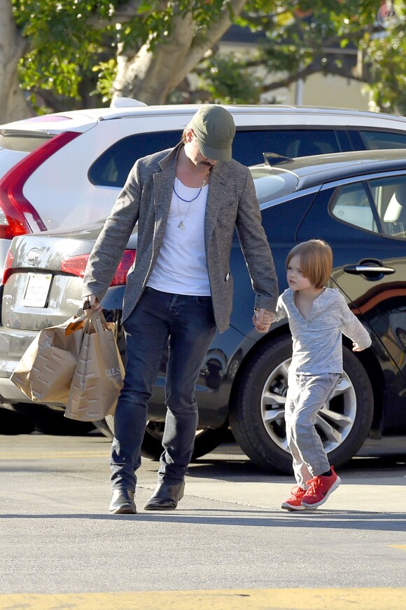 Colin Farrell et son fils Henry quittent un supermarché Gelson's à Calabasas, Los Angeles. Le 17 janvier 2015.