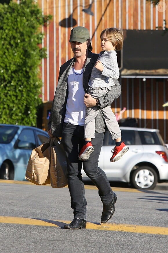 Colin Farrell et son fils Henry quittent un supermarché Gelson's à Calabasas, Los Angeles. Le 17 janvier 2015.