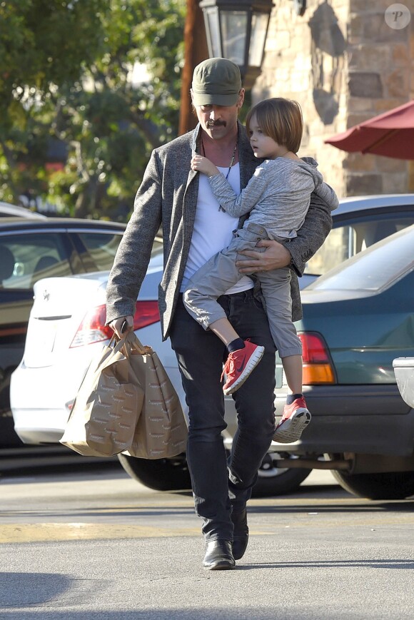 Colin Farrell et son fils Henry quittent un supermarché Gelson's à Calabasas, Los Angeles. Le 17 janvier 2015.