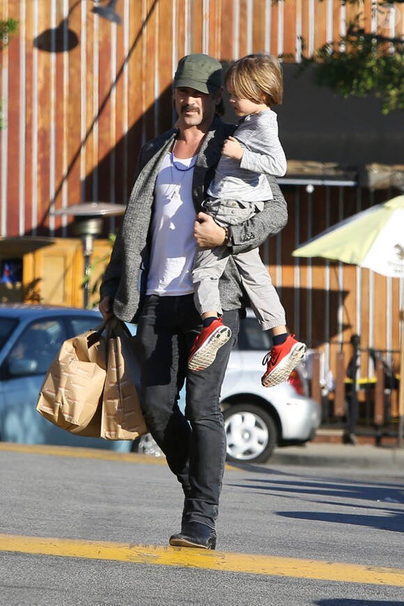 Colin Farrell et son fils Henry quittent un supermarché Gelson's à Calabasas, Los Angeles. Le 17 janvier 2015.