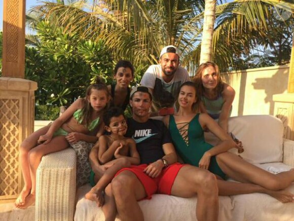 Cristiano Ronaldo en vacances à Dubaï, avec son fils Cristiano Jr., sa compagne Irina Shayk et sa famille - photo publiée sur son compte Twitter le 23 décembre 2014