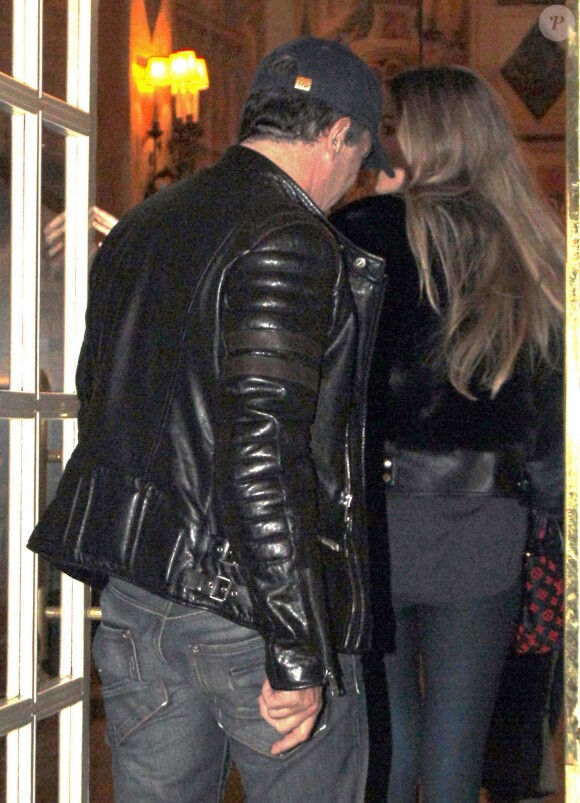 Exclusif - L'acteur Antonio Banderas et sa compagne Nicole Kimpel arrivent à leur hôtel à Madrid en Espagne le 19 janvier 2015.